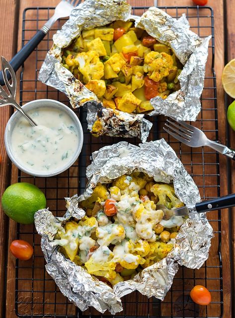 Grill Packets, Vegetarian Camping, Vegetarian Grilling Recipes, Curry Cauliflower, Vegan Bbq Recipes, Vegetarian Grilling, Foil Pack Dinners, Foil Pack Meals, Foil Packet Meals