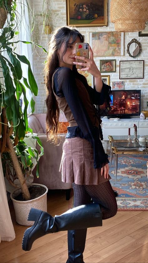 @quirinebrouwer on IG Christmas Outfit Cottagecore, Witchy Dark Academia Aesthetic Outfit, Dark Nature Outfit, Whimsigoth Dark Academia, Witchy Christmas Outfit, Whimsigoth Skirt Outfit, Dark Artsy Aesthetic Clothes, The Mystic Archetype Outfits, Hozier Outfit Aesthetic