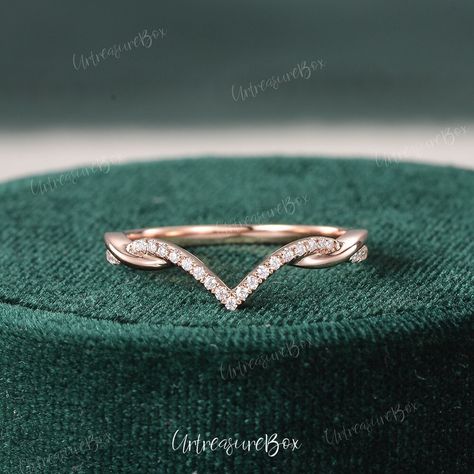 Curved Twisted Diamond Wedding Band Rose Gold Infinity  Moissanite curved Match Stacking Band Antique Wedding Ring Promise Anniversary Ring * Can fit a different shape engagement ring, please contact me! * With a CAD preview confirm before making the rings * Order Service: Engraving/Rush Order/ Shipping Upgrade/ Size Upgrade/ 18K or Platinum upgrade https://www.etsy.com/listing/889751602/ Jewelry Details: * Accents: 0.1ct moissanite or natural diamond * Natural Diamond: * Color & Clarity: H, SI Wedding Band Stack Ideas, Interlocking Wedding Rings, Criss Cross Engagement Ring, Twisted Wedding Band, Antique Wedding Ring, Cute Promise Rings, Hand Jewelry Rings, Twist Wedding Band, Wedding Rings Art