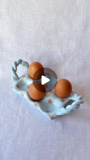 Sculpd | Craft Reinvented on Instagram: "Egg holder.. but make it fancy with twisted handles 😍🙌🥚 #pottery #airdryclay #diycrafts #giftideas #autumncrafts" Pottery Egg Carton, How To Make A Ceramic Egg Holder, Ceramic Egg Tray Pottery, Diy Egg Tray Crafts, Diy Clay Egg Holder, Diy Clay Egg Tray, Pottery Kids Ideas, Air Dry Clay Egg Holder, Egg Holder Ideas