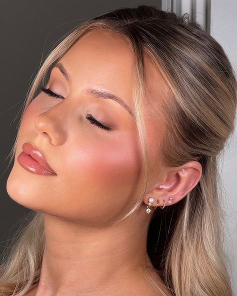 Effortless Glam Makeup, Pinky Soft Glam Makeup, Clean Makeup Wedding, Prom Makeup Looks Natural Glam, Simple Glowy Bridal Makeup, Makeup Looks For Champagne Dress, Radiant Bridal Makeup, Wedding Day Natural Makeup, Wedding Light Makeup Natural