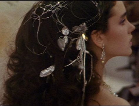 Can someone please make her hairpiece? Please? Labrynth Movie Aesthetic, Labyrinth Dress, Sarah Labyrinth, Labyrinth Jareth, Labyrinth 1986, Labyrinth Movie, Jennifer Connelly, Jim Henson, Labyrinth