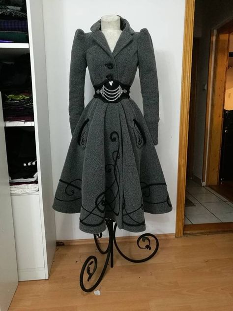 Wool coat, with double lining for heavy winters, vegan fur and embroidery, and a custom made belt by choice.Colors, details, length and design can be changeable Victorian Womens Fashion, Victorian Coat Women, Victorian Outfit, Unique Coats, Coat Inspiration, Vampire Ball, Vintage Winter Coat, 4 Drawing, Victorian Jacket