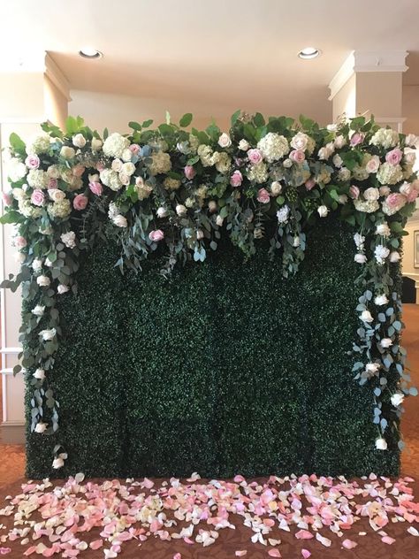 Enchanted Photobooth, Hedge Photo Backdrop, Sweet 16 Flower Wall, Green Floral Background Flower Wall, Bday Party Photo Booth Backdrop Ideas, Enchanted Forest Wall Decor, Quince Photobooth, Enchanted Garden Backdrop, Green Backdrop With Flowers