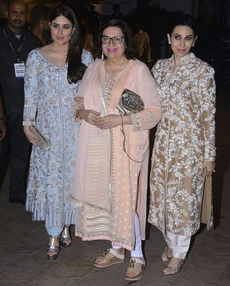 Karishma and Kareena Kapoor with their mother Babita Kareena Kapoor Kurta Style, Karishma Kapoor Suits, Karishma Kapoor Indian Wear, Babita Kapoor, Karishma Kapoor Traditional Outfits, Kareena Saif, Kareena Kapoor In Salwar Kameez, Kapoor Sisters, Kamiz Design