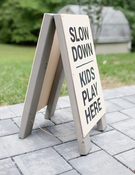 Make this slow kids at play sign DIY wooden frame sign from scrap 2x4 wood. Diy Slow Down Sign, Standing Wood Sign, Diy Folding Sign, Sandwich Board Signs Diy, Diy Outdoor Signs Business, Diy Sandwich Board Sign, A Frame Sign Diy, A Frame Sign Ideas, Diy Standing Sign