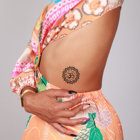 The Om tattoo combines the complexity and beauty of a mandala with the sacred "Om" symbol at its center. This spiritual and elegant design represents harmony, unity and inner peace. The mandala, with its delicate geometric patterns, symbolizes the universe and balance, while the "Om" embodies universal vibration and spiritual connection. This tattoo invites meditation and contemplation, evoking the quest for harmony and fulfillment. The Om tattoo is a fundamental mantra to remind us to live consciously in the present moment. The Flash Tattoo, Detailed Mandala, Spiritual Vibration, Mantra Tattoo, Cosmic Connection, Om Tattoo, Om Symbol, Spiritual Connection, Tattoo Flash