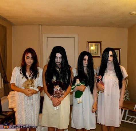 Scary Little Girls - Homemade Halloween Costumes Halloween Costumes Teenage Girl Scary, Costumes For Groups, Diy Halloween Costumes For Girls, Makeup Zombie, Horror Halloween Costumes, Cute Group Halloween Costumes, Creepy Costumes, New Halloween Costumes, Best Friend Halloween Costumes