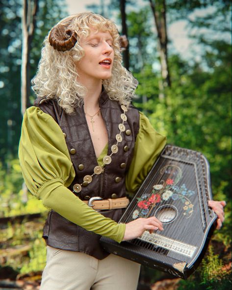 DND bard cosplay Elf Outfit Masc, Bard Costume Female, Firbolg Cosplay, Dnd Costume Ideas, Dnd Character Cosplay, Medieval Bard Outfit, Dnd Halloween Costumes, Bard Ren Faire, Bard Clothes Dnd