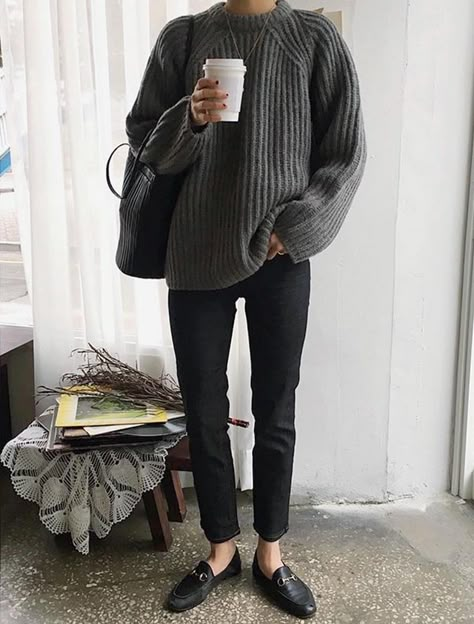 The Perfect Cozy Look for a Coffee Run Slacks Sweater Outfit, Refreshing Outfits, Minimal Winter Outfit, Loafers For Women Outfit, Pullover Cardigan, Women Office, Outfit Jeans, Mode Casual, Stil Inspiration