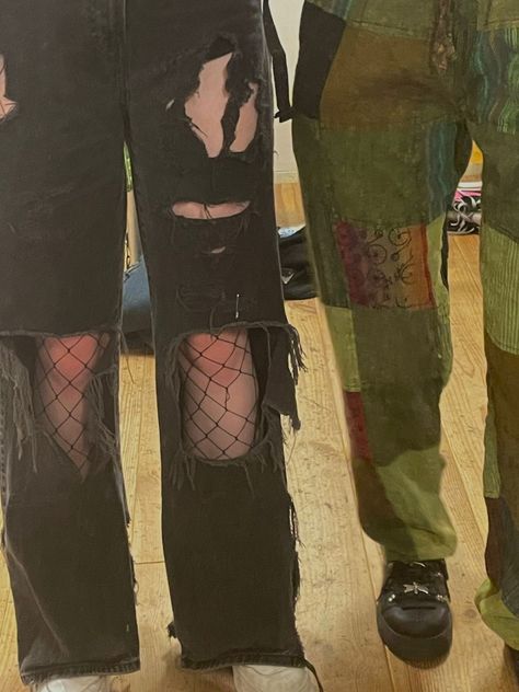 Legs Goth X Cottagecore Couple, Vivia Twilight, Cottagecore Couple, Emo Hippie, Aesthetic Pants, Hippie Couple, Goth Friends, Youtuber Dr, Goth Hippie