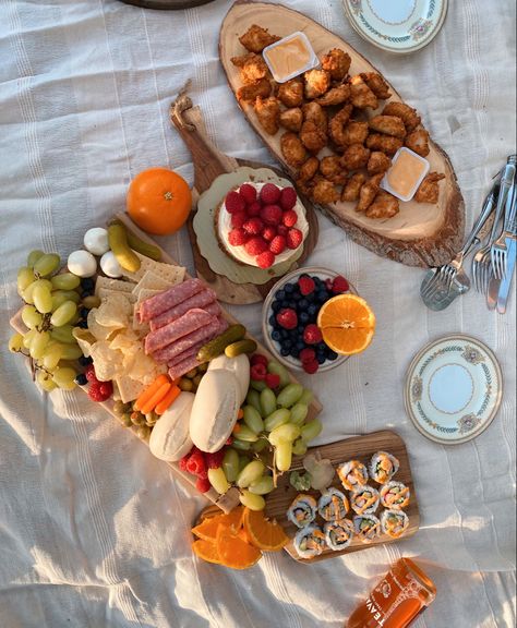 Food Board Picnic, Charcuterie Picnic Board, Fruit Charcuterie Board Aesthetic, Charcuterie Board Beach Picnic, Charcuterie Board Aesthetic Picnic, Savoury Picnic Food, Charcuterie Board Picnic Ideas, Charquetery Board Aesthetic, Picnic Charcuterie Board To Go