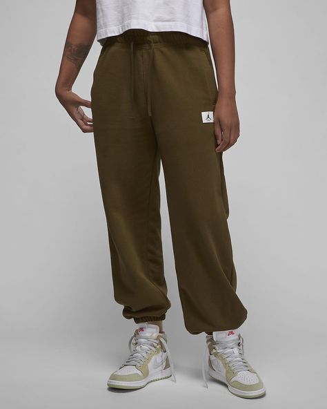 Jordan Flight Women's Fleece Pants. Nike.com Nike Jordan Women, Jordan Tracksuit, Nike Jordans Women, Brown Sweatpants, Pink Cargo Pants, Fleece Pants Women, Olive Style, Jordan Essentials, Pants Nike