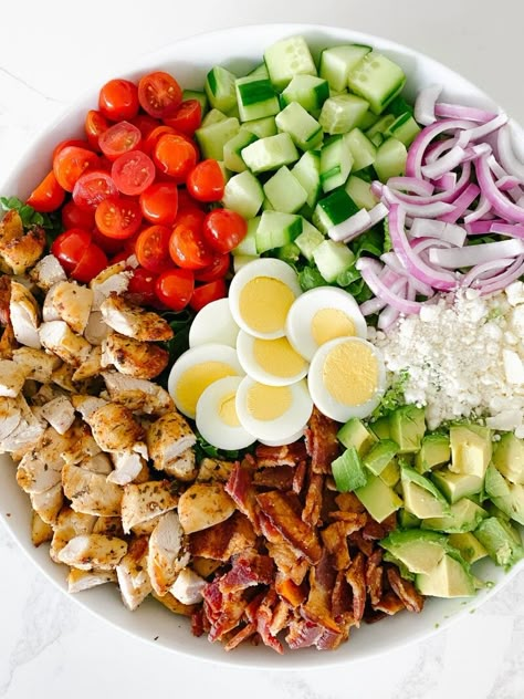 The BEST Cobb Salad with Chicken Homemade Chicken Marinade, Chicken Cobb Salad, Cobb Salad Recipe, Resep Salad, Meal Train Recipes, Air Fried Chicken, Cheese Salad, Chicken Marinades, Idee Pasto Sano