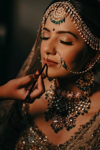 Elegant Mumbai Wedding With The Bride In A Beautiful Pastel Pink Lehenga Bridal Makeup Pictures, Indian Bride Poses, Indian Bride Photography Poses, Indian Bride Makeup, Bride Photos Poses, Indian Wedding Poses, Bridal Makeup Images, Indian Bridal Photos, Bridal Photography Poses