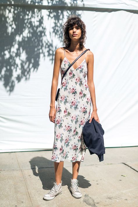 Arganaraz Dress With Converse, Dress And Sneakers Outfit, New York Fashion Week Street Style, Sneakers Fashion Outfits, Estilo Hippie, Women Sneakers, Spring Street Style, Fashion Week Street Style, Nike Sneakers