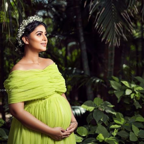 Maternity Shoot of Sneha Prasanna Photoshoot Poses Ideas, Sneha Prasanna, Maternity Shoot Dresses, Maternity Gown Photography, Maternity Photo Shoot Ideas, Indian Maternity, Maternity Shoot Outfit, Maternity Picture Outfits, Maternity Dresses Photography