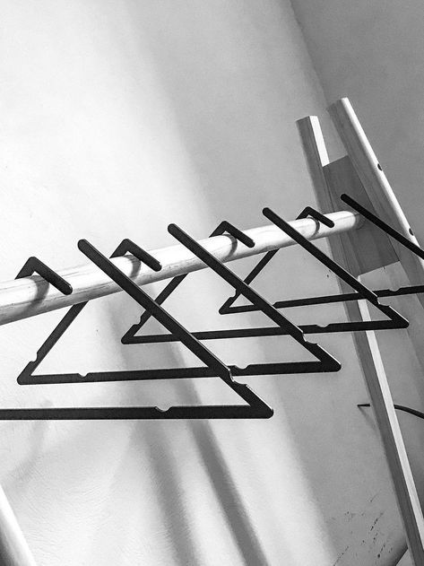 Hangers Clothes Design, Industrial Clothes Rail, Metal Clothes Hanger, Minimal Closet, Metal Coat Hangers, Regal Design, Hanger Design, Metal Clothing, Clothes Rail