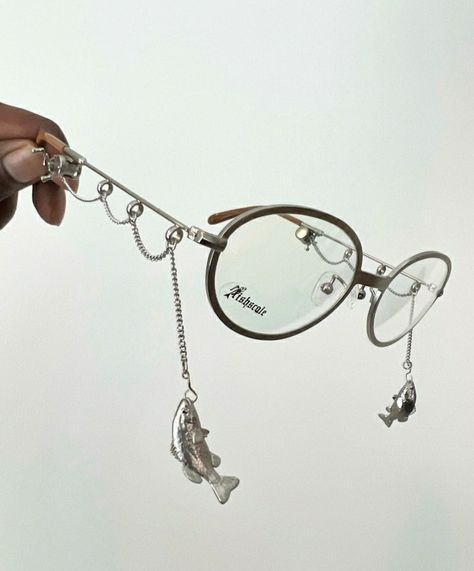 Fun Glasses Aesthetic, Glasses Accessories Jewelry, Unique Accessories Fashion, Glasses Chain Aesthetic, Interesting Glasses, Statement Glasses, Unique Glasses Frames, Bayonetta Glasses, Glasses Jewelry