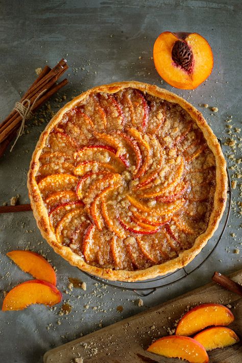 Fresh Peach Tart with Streusel Topping: Easy Dessert Recipe Streusel Topping Recipe, Cinnamon Streusel Topping, Relish Sauce, Peach Tart, Brunch Cake, Sandwich Sides, Summer Pie, Summer Sweets, Canning Jam