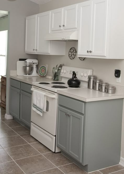 Kitchen Cabinets Color Combination, Two Tone Kitchen Cabinets, Kitchen Set Cabinet, Kitchen Island Cabinets, Серая Кухня, Cabinets Painted, Painted Kitchen Cabinets Colors, Gray And White Kitchen, Best Kitchen Cabinets