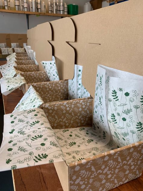 Craft Gift Box Ideas, Premium Packaging Box Design, Candle Subscription Box Ideas, Box Filler Ideas Packaging, Packing Candles Packaging Design, Simple Gift Box Ideas, Candle Boxes Packaging, Shipping Boxes Small Business, Candle Subscription Boxes