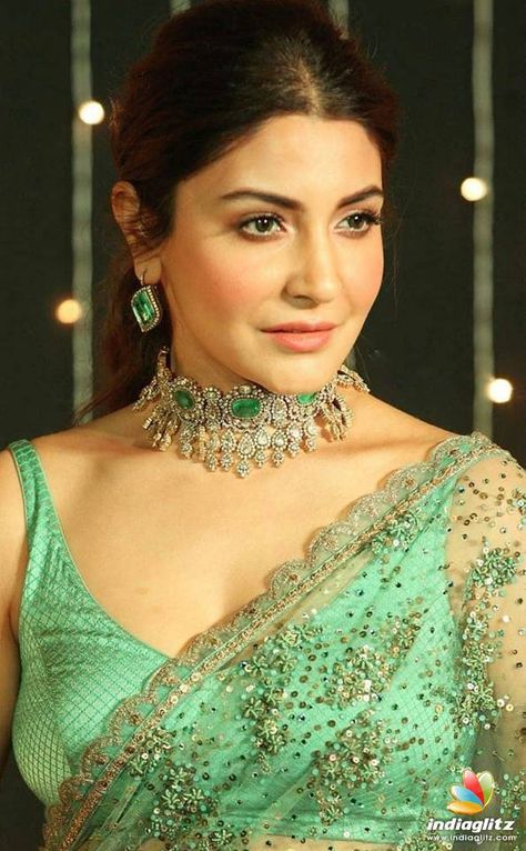 Anushka Sharma Uncut Necklace, Reception Makeup, Virat Kohli And Anushka, Polki Choker, Choker Designs, Actress Without Makeup, Polki Necklace, Neck Accessories, Polki Jewellery