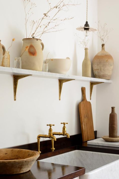 White Shaker Kitchen Ideas, Kitchen Shelf Brackets, Classic English Kitchen, Classic Shelves, Brass Shelf Brackets, Porcelain Light, White Shaker Kitchen, Devol Kitchens, Timeless Furniture