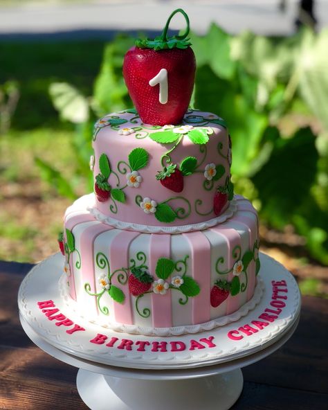 Strawberry Themed Cake, Strawberry Shortcake Birthday Cake, Strawberry Birthday Cake, Shortcake Cake, Strawberry Shortcake Birthday, Strawberry Shortcake Cake, Strawberry Shortcake Party, Strawberry Party, Savory Cakes