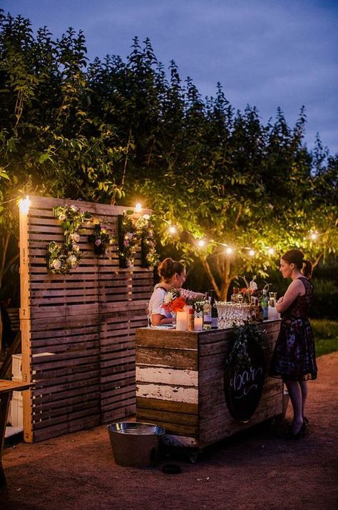 Wood palette wedding bar / http://www.himisspuff.com/rustic-wood-pallet-wedding-ideas/10/ Bar En Plein Air, Floral Themed Wedding, Diy Backyard Wedding, Bar Exterior, Pallet Wedding, Deco Champetre, Event Furniture, Rustic Bar, Australian Garden