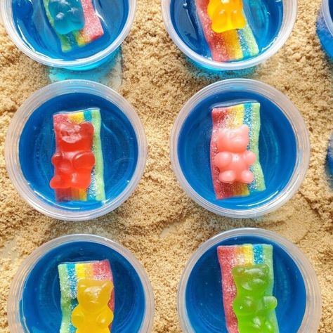 Party Jello Shots, Pool Party Snacks, 4de Verjaardag, Pool Party Food, Kreative Snacks, Jello Shot Recipes, Beach Birthday Party, Yummy Alcoholic Drinks, Hawaiian Birthday