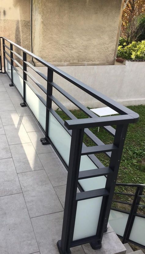 Balcony Railing Design Modern, Terrace Grill, Iron Railings Outdoor, Balcony Planting, درابزين السلم, Steel Grill Design, Balcony Glass Design, Steel Railing Design, Terrasse Design