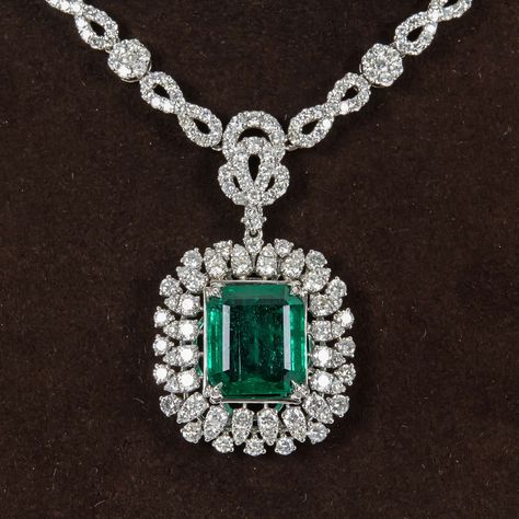 Bound By Duty, Emerald Diamond Pendant, Diamond Gold Pendant, Green Pendant Necklace, Gold Pearl Jewelry, Diamond Pendent, Gold Jewelry Sets, Emerald Diamond Ring, Royal Look