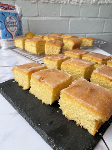 Mary Berry´s Lemon Drizzle Cake | Easy Traybake - TheUniCook Mary Berry Tray Bakes, Mary Berry Lemon Drizzle Cake, Scones Recipe Uk, Carrot Cake Traybake, Lemon Drizzle Traybake, Mary Berry Recipes Baking, Christmas Cake Recipe Traditional, Delicious Lemon Cake, Mary Berry Recipe