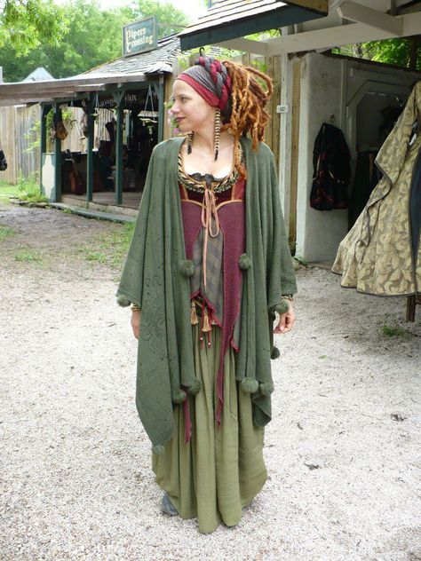 Moresca... Forest Dweller Clothes, Pagan Clothing Modern, Old Hag Fashion, Moresca Clothing, Witch Aesthetic Outfit, Ren Faire Outfits, Strega Fashion, Fairy Clothes, Estilo Hippie