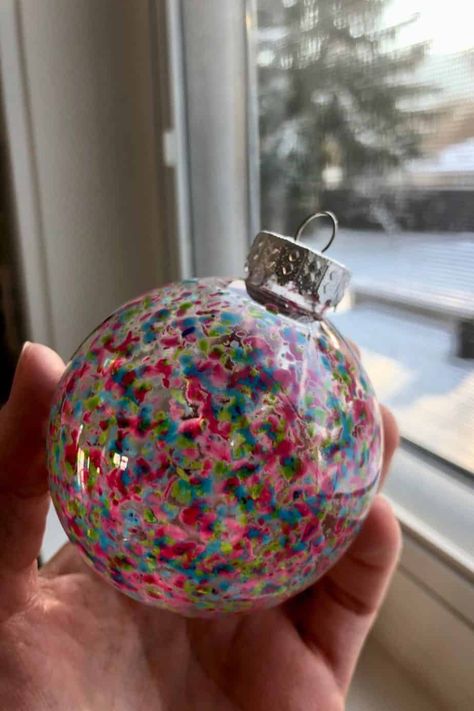 Christmas Ornament For Students To Make, Clear Glass Ornament Ideas Melted Crayons, Christmas Ball Gift Ideas, Diy Christmas Ornaments Melted Crayons, Diy Ornament Ideas Christmas, Kids Christmas Bulb Crafts, Name Ornaments Diy Kids, Diy Crayon Ornaments, Kids Christmas Diy Ornaments