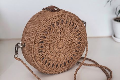 Raffia Crochet, Womens Crochet Patterns, Crochet Tote Bag, Raffia Bag, Round Bag, Crochet Round, Crochet Tote, Bags Tutorial, Bag Crochet