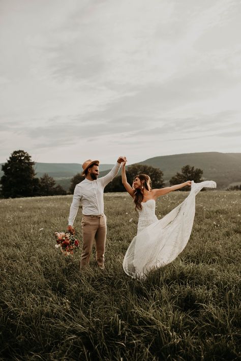 Photo Shoot Wedding, Shooting Couple, Mountain Wedding Photos, Couple Shoots, Coast Elopement, Wedding Portrait Poses, Pre Wedding Photoshoot Outdoor, Wedding Dresses Black, Vintage Wedding Dresses