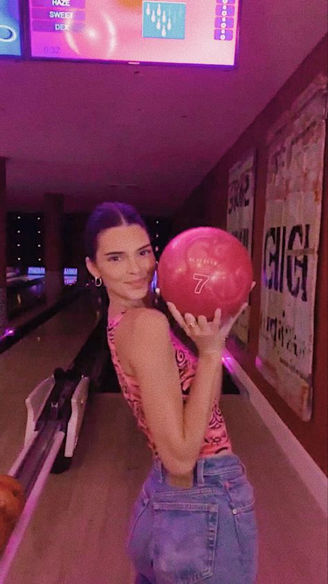 Bowling Outfit Aesthetic, Bowling Pictures, Bowling Outfit, Bowling Alley, Foto Poses, Foto Ideas Instagram, Instagram Photo Inspiration, Poses For Photos, Foto Inspiration