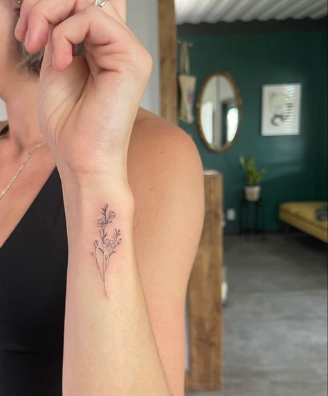 Cute Flower Tattoo Placement, Hydrangea Tattoo Ribcage, Placements For Flower Tattoos, Small Wrist Tattoos Flower, Flower Tattoos For Women Wrist, Stem Of Flowers Tattoo, Small Primrose Flower Tattoo, Most Aesthetic Tattoos, Simplistic Tattoos Flower