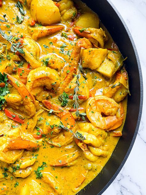 Coconut Curry Shrimp Yellow Curry Shrimp Recipe, Yellow Curry Shrimp, Easy Coconut Curry, Shrimp Curry Recipe, Coconut Curry Shrimp, Shrimp Curry, Jamaican Curry, Coconut Curry Sauce, Prawn Curry