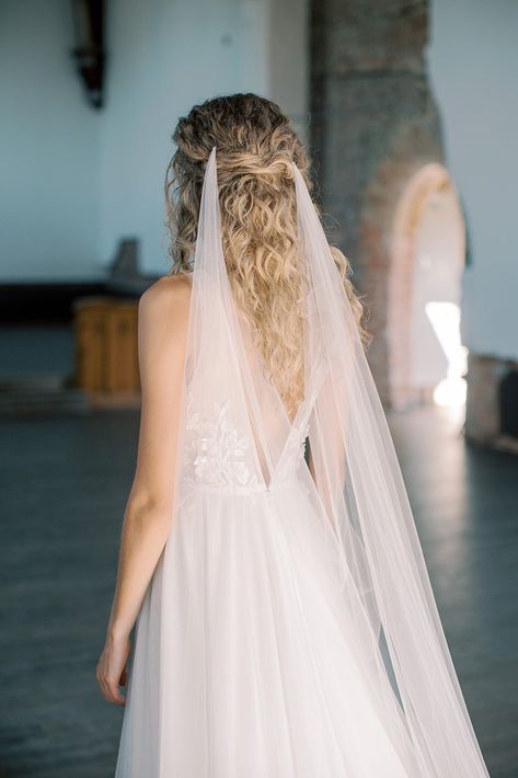 A bridal veil that won't cover your hair? Yes! The Jade draped veil lets your hairstyle take centre stage while adding an airy, romantic finish to your look. Made of our ultra-sheer soft tulle - a favourite with our brides - the Jade veil is ethereal and dreamy, delicately flowing out behind you as you walk. The unexpected detail? An elegant cowl that softly frames the hair and allows every lock to shine. The wide train helps to balance out fuller skirts or to add the perfect touch of drama to s Wedding Hair With Circlet, Draped Veil, Bohemian Veils, Boho Veil, Drape Veil, Wedding Decisions, Boho Veils, Bridal Floral Headpiece, Modern Gown