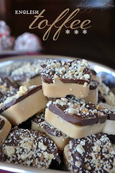 The Best Homemade English Toffee Recipe Toffee Bites, English Toffee Recipe, Best Fudge Recipe, Christmas Candy Easy, Almond Toffee, Thanksgiving Appetizer Recipes, Toffee Recipe, Shugary Sweets, English Toffee