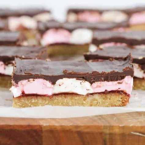 Wagon Wheel Marshmallow Slice - Bake Play Smile Wagon Wheel Slice Recipes, Wagon Wheel Slice, Marshmallow Slice Recipe, Tert Resepte, Easy Slices, Christmas Slice, Marshmallow Slice, Sweet Slices, Chocolate Caramel Slice