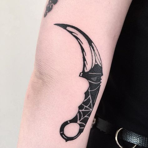 Curved Knife Tattoo, Karambit Knife Tattoo, Kukri Knife Tattoo, Karambit Tattoo, Csgo Tattoo, Switch Blade Tattoo, Traditional Black Tattoo, Blade Tattoo, Tattoo Snake