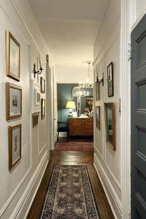 Transform your apartment hallway into a stylish passage with Parisian-inspired decor. Explore chic and timeless home decor ideas that bring the elegance of a Parisian-style apartment to every corner, creating a welcoming and sophisticated ambiance. French Cottage Living Room, Salons Cottage, French Living Room, French Living Rooms, Parisian Decor, French Country Living, Parisian Interior, Apartment Entryway, French Apartment