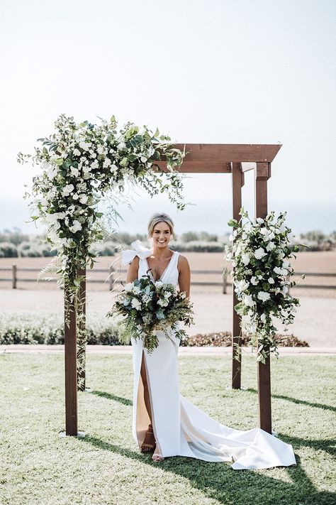 White Wedding Ceremony Flowers, Timber Arbour, Green And White Wedding, Garden Marquee, White Wedding Ceremony, Wedding Arbors, Rustic Wedding Decorations, Wedding Ceremony Ideas, Elegant Garden