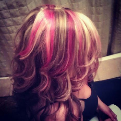 Pink highlights Skunk Hair, Dyed Hair Inspiration, Hair Streaks, Hairstyles For Layered Hair, Pretty Hair Color, Hair Stylies, Hair Dye Colors, Dye My Hair, Hair Reference