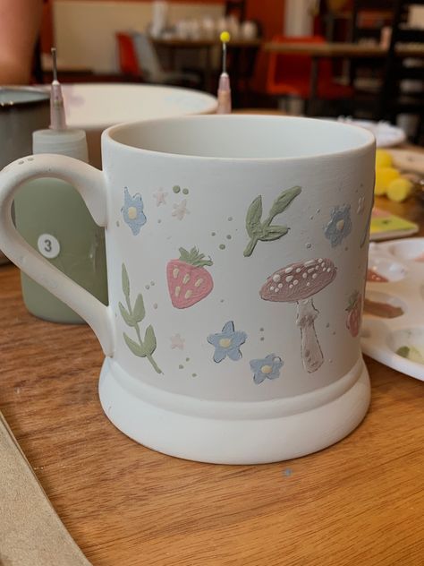 Pottery Painting Ideas Pastel, Paint A Pot Mug Ideas, Ceramic Mugs Designs, Pottery Painting Ideas Cottagecore, Paint Me Mine Ideas, Pastel Pottery Painting, Kawaii Pottery Painting Ideas, Mug Inspo Painting, Easy Painting Pottery Ideas