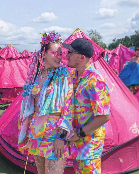 still looking for outfits for #edcorlando ?! there’s still time to shop with us 💖 this could be you and your rave bae 👩‍❤️‍👨 the gorgeous @glitterprizm pairs their iconic tie in braids with our ‘aura’ print design ✨ #matchingoutfits #matching #matchymatchy #twinning #ravefashion #ravecouples #ravecouple #festivaloutfits #couplesgoals #edco #tomorrowland #ravehair Matching Rave Outfits Couple, Couple Rave Outfits, Rave Poses, Matching Rave Outfits, Rave Couple, Rave Bae, Edc Orlando, Aura Print, Rave Hair